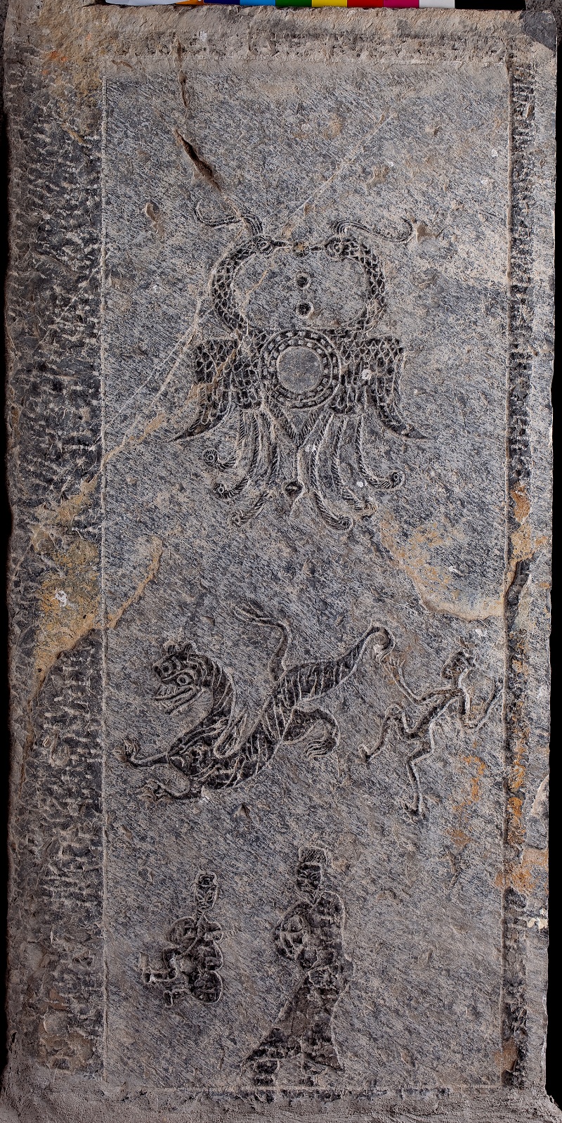 东汉珠联璧合、戏虎、人物墓门画像石